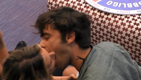 Notte bollente al GF Vip: Stefano ‘divora’ la Mazza, Martina e Giulia si baciano, Basile e il suo ‘serpentone’ – Foto