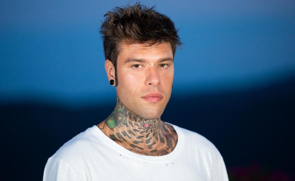 Fedez, festa al supermercato: «Indignatevi anche con Masterchef per gli sprechi». Il cooking show replica, poi cancella il tweet
