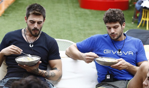 Grande Fratello Vip 2018, Ivan Cattaneo lo stuzzica su Cecilia Rodriguez e Monte sbotta: «A tutto c’è un limite»