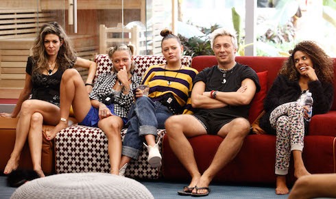 Grande Fratello Vip 2018, l’aereo dei fan di Elia fa discutere la Casa: «Tutti falsi dentro, il più vero fuori»