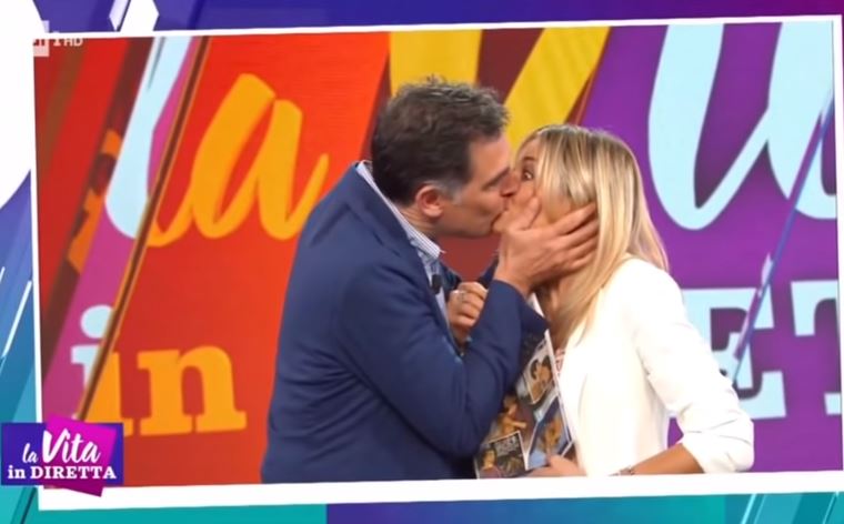 La Vita in Diretta: Tiberio Timperi bacia Francesca Fialdini sulla bocca – Video