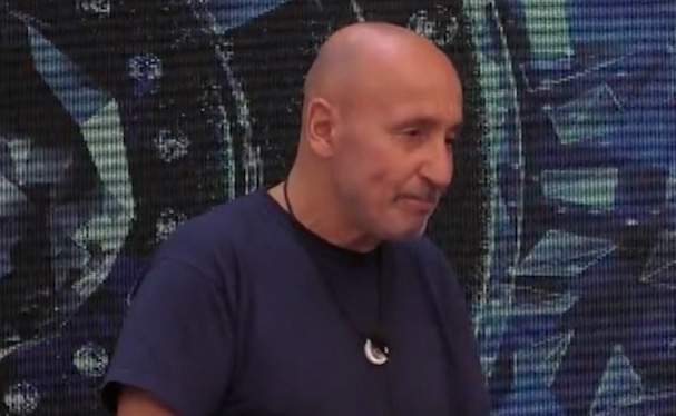 Maurizio Battista si ritira dal Grande Fratello Vip