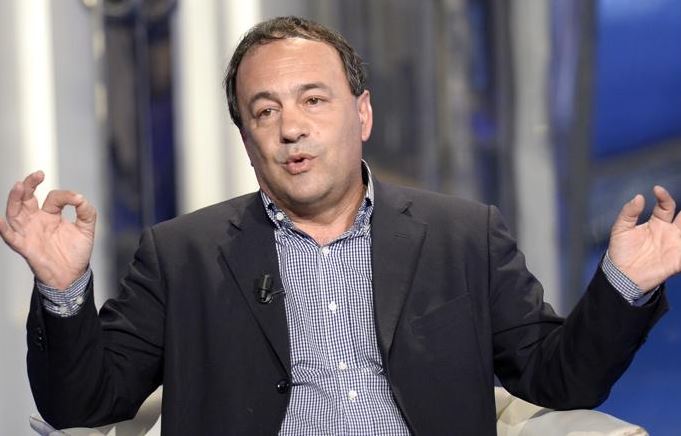 Il sindaco di Riace ospite a Che Tempo Che Fa. La Lega contro Fazio: ritiri l’invito