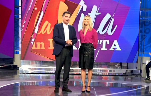 La Vita in Diretta, Timperi la butta sull’ironia: «Io e Francesca litighiamo tutti i giorni! Ma non è che dà fastidio a qualcuno che sto programma va bene?»