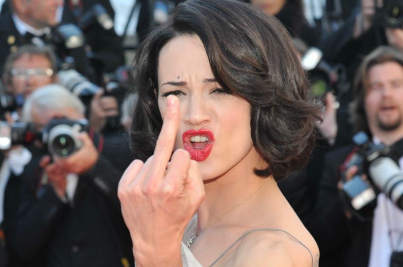 Asia Argento, la madre Daria Nicolodi critica il flirt con Corona. Lei la insulta: «Fottiti tr0ia»