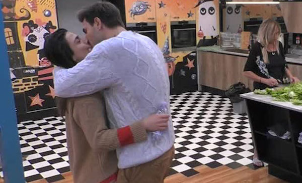 Grande Fratello Vip, Francesco Monte bacia Giulia Salemi ma frena: «Ho dato un bacio ad un’amica logorroica per farla stare zitta»