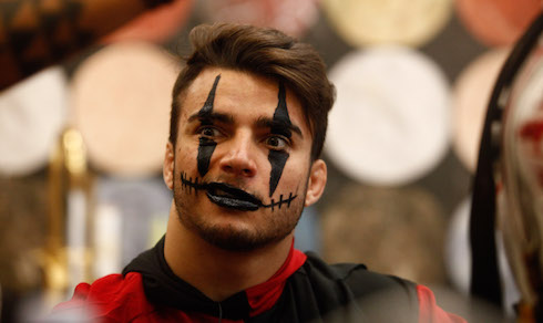 GF Vip 2018, Silvia Provvedi vs Fabio Basile che ride mentra la Monsè racconta di un abuso subìto: «Il pagliaccio fallo fuori da qui. Hai fatto una figura di m*rda come uomo».