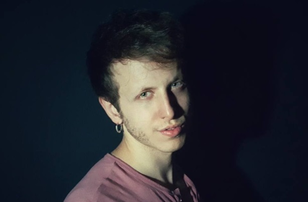 Giacomo Eva si è ritirato da Sanremo Giovani per fare Amici 18