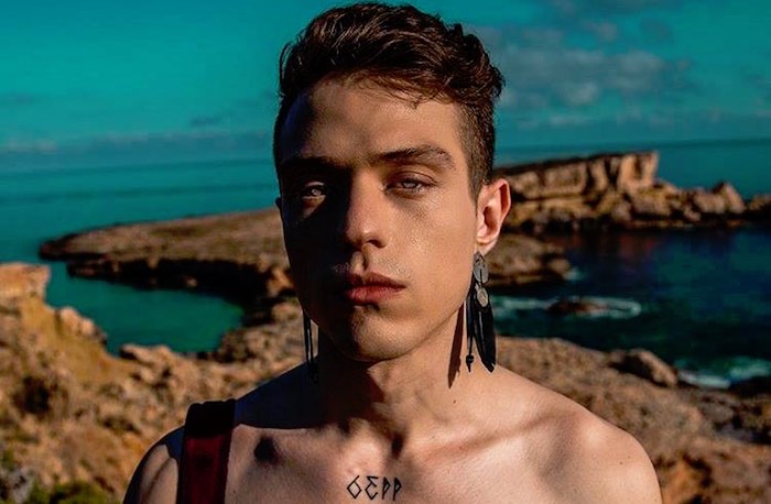 Irama soap, puntata 2: il cantante ufficializza il ‘crossover’ con la De Lellis (su Canale 5) mentre scoppia la rivolta delle (cinque) fidanzate