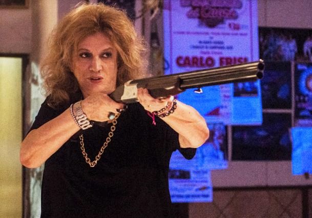 L’Ispettore Coliandro torna stasera. Nel cast una scatenata Iva Zanicchi nei panni di ‘Vagona’