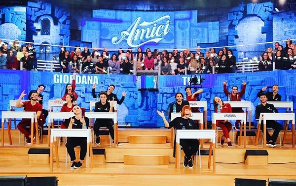 Amici 18, terza puntata di sabato 1 dicembre 2018: classe formata con tutti i banchi assegnati e l’ingresso di due nuovi allievi. Giordana va in sfida immediata e vince