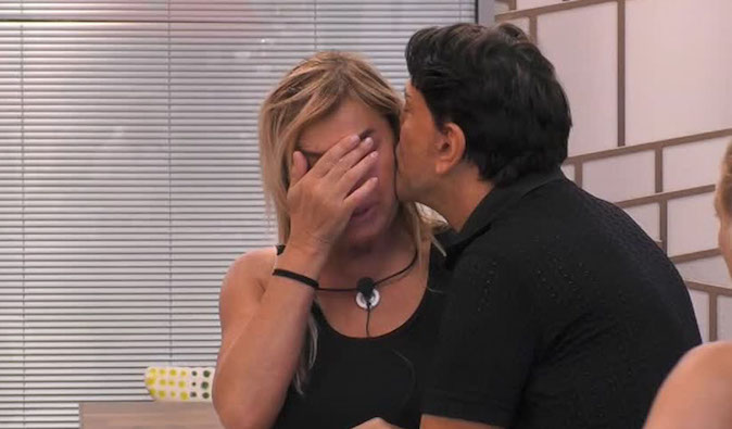 Grande Fratello Vip 2018, Lory Del Santo scoppia in lacrime: alla morte del figlio, alcuni familiari l’hanno massacrata