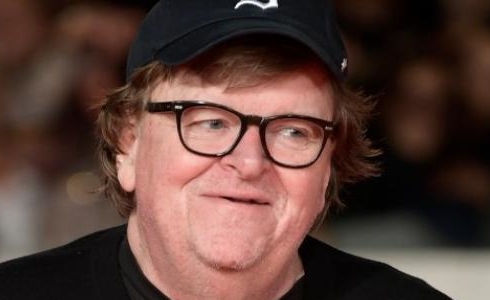 Programmi TV di stasera, lunedì 5 novembre 2018. Su La7 il docu-film di Michael Moore «Fahrenheit 11/9»