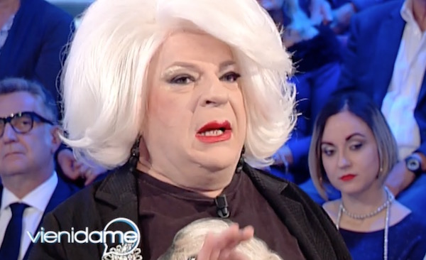 Platinette rifiuta l’Isola dei Famosi: «Come faccio a buttarmi dall’elicottero? Creiamo uno tsunami. Anche se se l’ha fatto la Marini…»