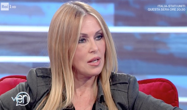 Roberta Bruzzone a Vieni da Me: «Gli haters sono scoregge digitali. Bruno Vespa mi convinse a non denunciare Virginia Raffaele»