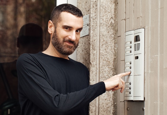 Apri e Vinci: su Rai 2 il quiz a domicilio con Costantino Della Gherardesca