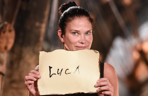 Isola dei Famosi 2019, il lasagna gate. «Hai il coraggio di mangiare questa m*rda?», le parole di Demetra rivelate da Luca