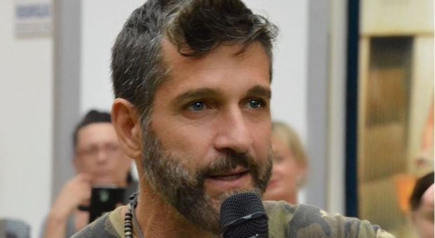 Striscia La Notizia: Edoardo Stoppa aggredito durante un servizio. Ferito un agente