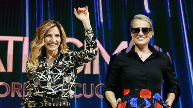 Heather Parisi attacca Lorella Cuccarini e lei sbotta: «Twitta da paradisi fiscali di questioni che dovrebbero riguardare chi in Italia paga le tasse»