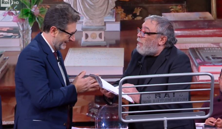 Nino Frassica fa (auto)ironia su Adrian: «Abbiamo il testo di Celentano». E mostra un foglio bianco