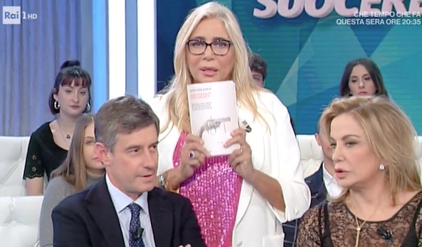 Domenica In: Mara Venier saluta l’anziano attentatore di Togliatti, il PD protesta