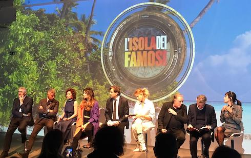 Isola dei Famosi 2019: la conferenza stampa in diretta. Arriva il Cocco d’oro, chi lo trova va in finale. Otelma e Cipriani in Honduras