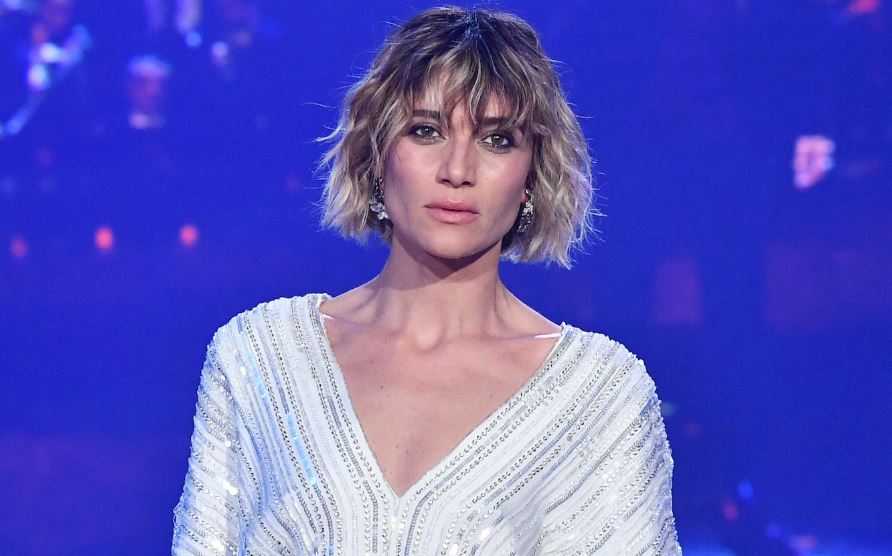 Sanremo, Anna Foglietta spara sul Festival: «Alcuni sketch imbarazzanti, Bisio non è riuscito a sbloccarsi. Ultimo? Deve stare molto calmo»