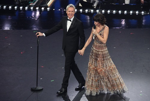 Sanremo 2019, prima serata. Baglioni omaggia Frizzi: «Avrebbe meritato di condurre il Festival», gaffe di Bisio