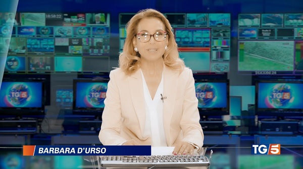«Live – Non è la D’Urso»: Barbara tuttofare nei promo del nuovo talk serale di Canale 5