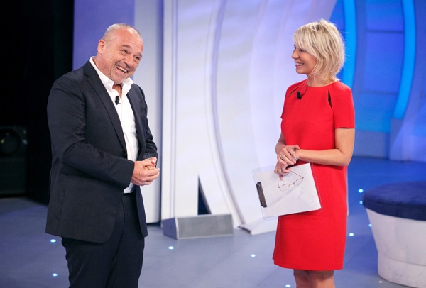 Ora o Mai Più contro C’è Posta per Te: Amedeo Minghi torna sul «luogo del delitto», dalla De Filippi Amendola, Icardi e Wanda Nara