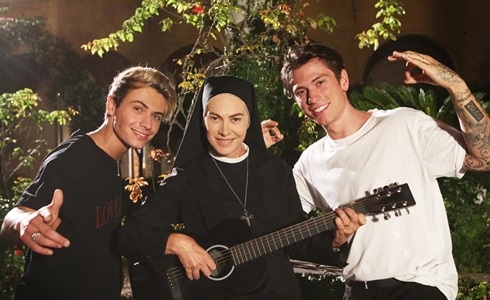 Programmi TV di stasera, giovedì 28 febbraio 2019. Benji & Fede guest star di «Che Dio ci Aiuti 5»