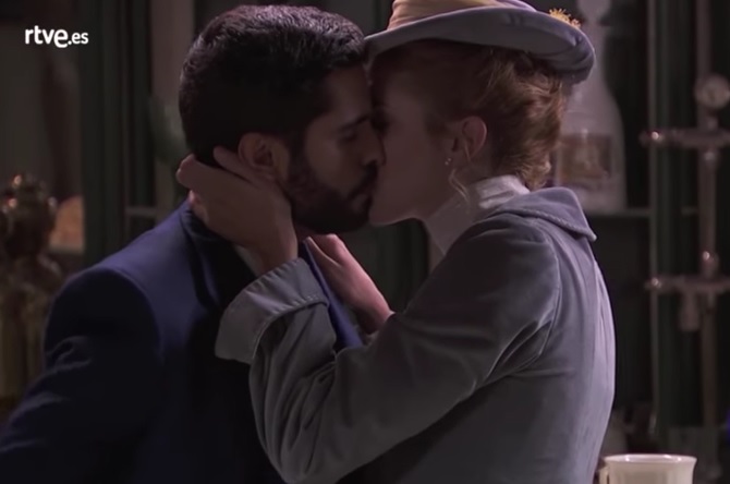 Una Vita, anticipazioni: Elvira bacia Victor per fare ingelosire Simon