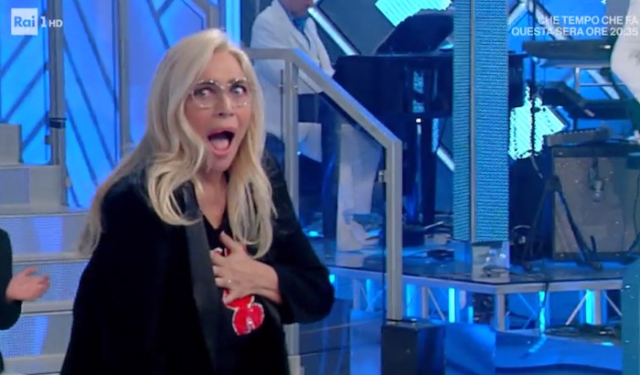 Domenica In, Mara Venier si spaventa e le scappa un ‘vaffa’ in diretta. Poi le scuse – Video