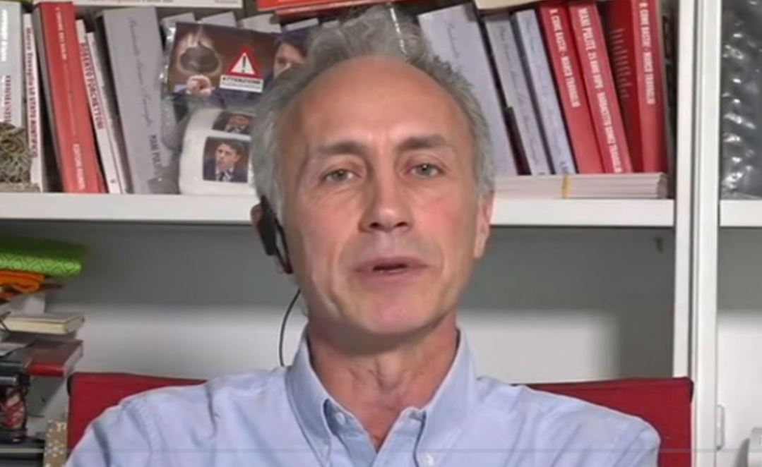 La7, Marco Travaglio espone la carta igienica con la faccia di Renzi. «Attenzione, puzza di m…»