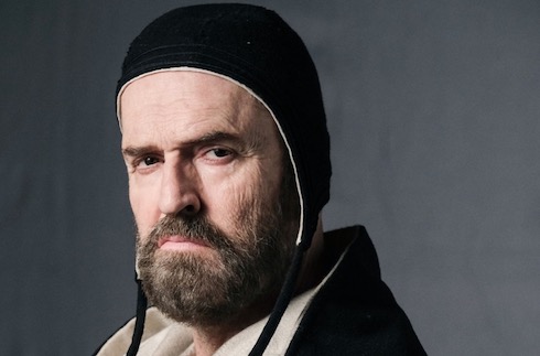 Il Nome della Rosa, Rupert Everett spara a zero sulla Chiesa: «Al suo interno orge e prostituzione. Non mi fido di Papa Francesco»