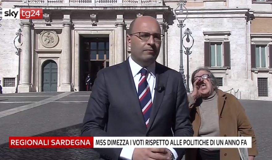 SkyTg24, anziana contestatrice irrompe in diretta: «Maledetti!» – Video