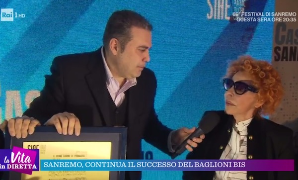Sanremo 2019, Vanoni critica l’audio del Festival e Timperi se la prende: «Lasciamo perdere. Voglio salutare con affetto la squadra Rai, hai capito Ornella?»