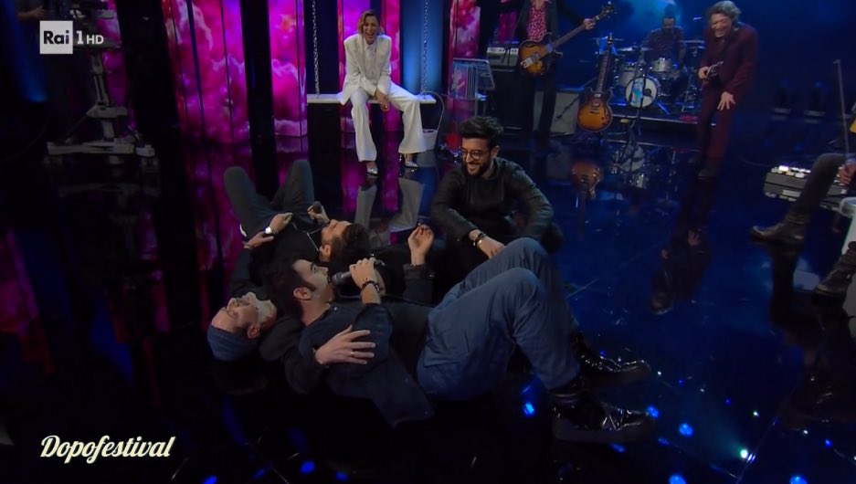 Dopofestival a luci rosse: «Chiamasi threesome»