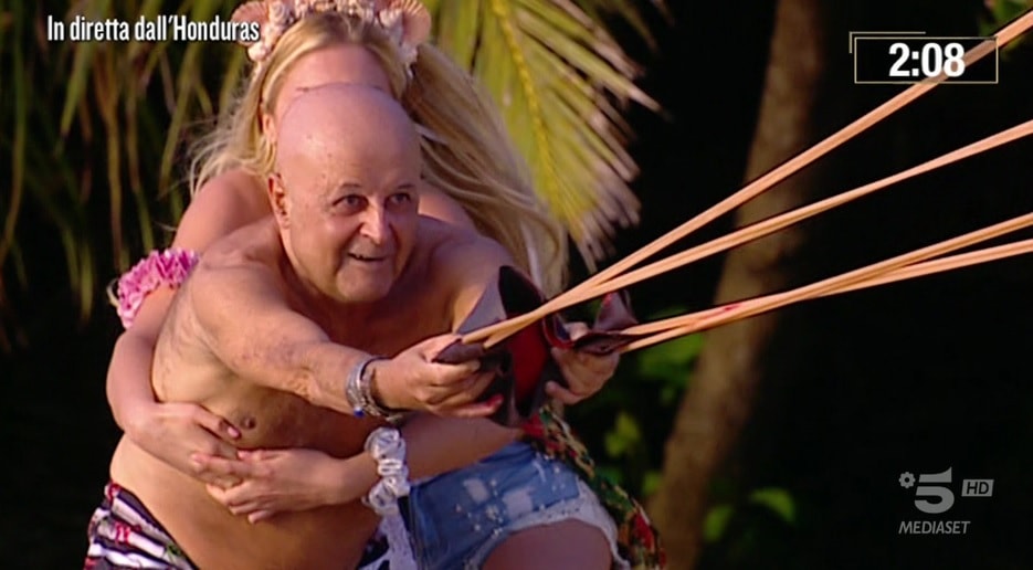 Isola dei Famosi 2019: incidente per il Divino Otelma. Cade (spinto dalla Cipriani) e sbatte la testa