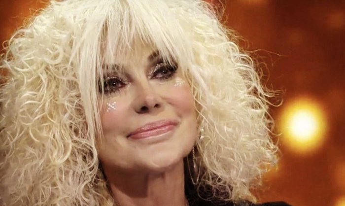 Donatella Rettore: «Sono tutta ingessata ma tornerò ad Ora o Mai Più. Sanremo? Una menata galattica»