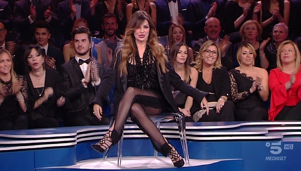 Alba Parietti sbotta all’Isola contro l’autrice Barbara Cappi: «Siamo qui solo per prendere la mer*a in faccia dai telespettatori?». Poi spiega: «Voleva zittirmi ed educarmi, impedendomi di esprimere un’opinione sulla prova» – Video