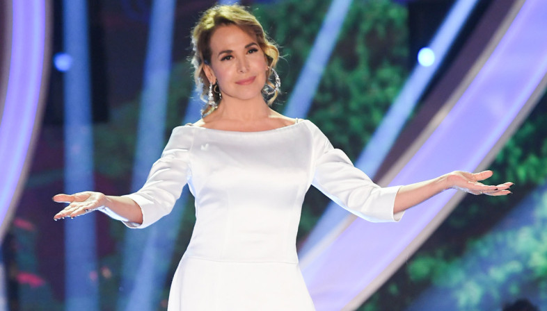 Palinsesti Canale 5, primavera 2019: staffetta Isola-Grande Fratello al lunedì, arriva Sabrina Ferilli con L’Amore Strappato