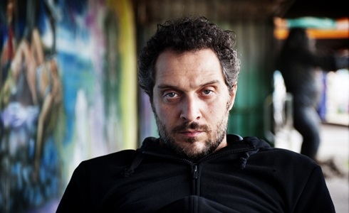 Programmi TV di stasera, venerdì 15 marzo 2019. Su Rai3 «Lo chiamavano Jeeg Robot»