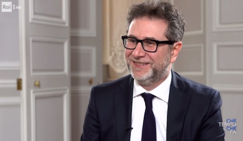 Fazio fa l’esterna con Macron e precisa: «Mi sono pagato da solo il biglietto per Parigi». E chi avrebbe dovuto farlo?