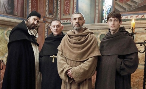 Programmi TV di stasera, lunedì 25 marzo 2019. Su Rai1 ultimo appuntamento con «Il Nome della Rosa»