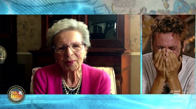 Isola dei Famosi 2019: Luca in lacrime per la sorpresa di nonna Rina