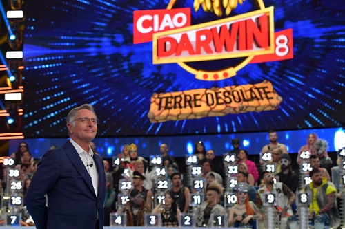 Ciao Darwin 8: Bonolis riparte dalla sfida «chic vs shock» con Enzo Miccio e Lisa Fusco