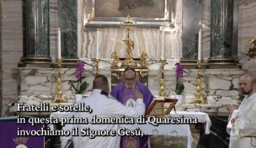 Rete4, uomo interrompe la Messa urlando: «Sono Dio» – Video