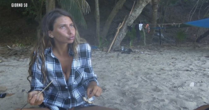Isola dei Famosi 2019, Soleil e Sarah mangiano il cocco di nascosto?
