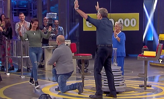 Avanti un Altro: concorrente vince 140.000 euro e chiede alla compagna di sposarlo